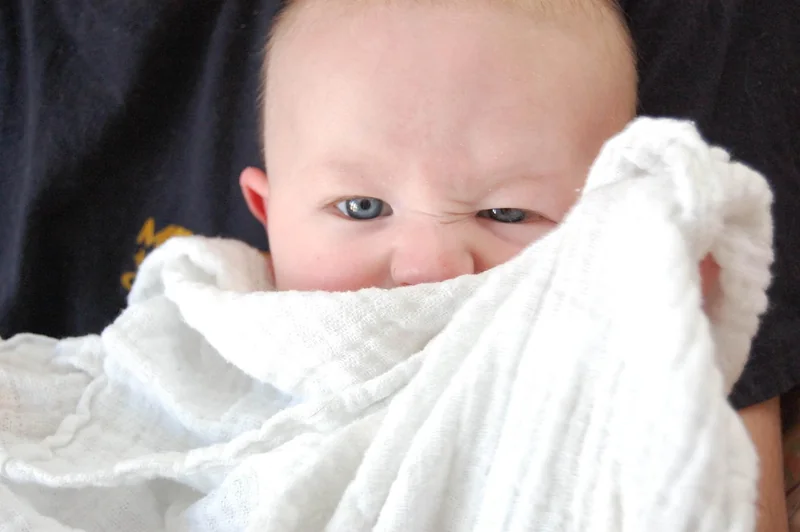 Erreur n°2 : le visage du bébé caché ou comprimé